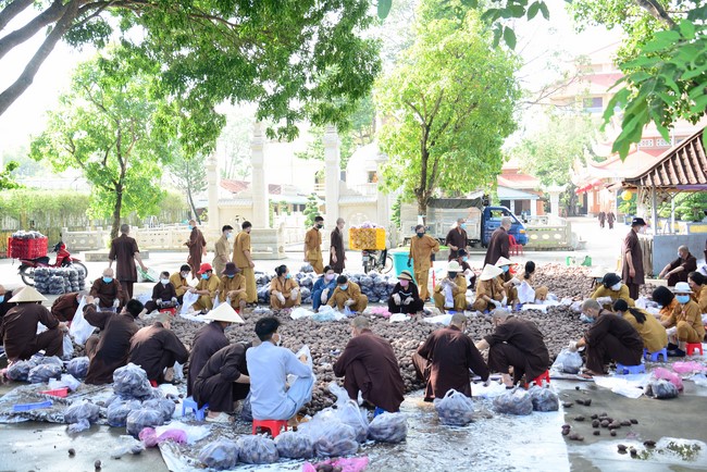 Continuing to support people in need in the Covid-19 pandemic of Hoang Phap Pagoda (series 2)